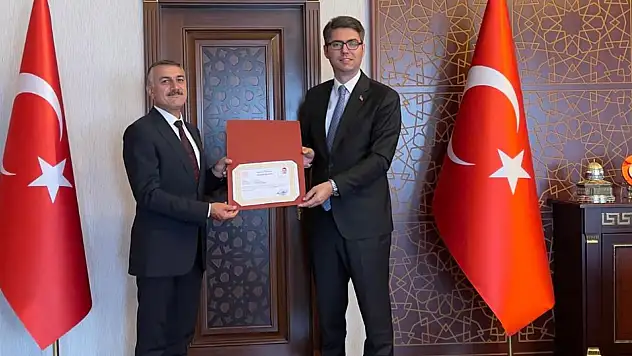 Eğitimde Başarı Belgesi Kaymakam Karaloğlu, Yüksel Zorlu'yu yeni görevine uğurladı