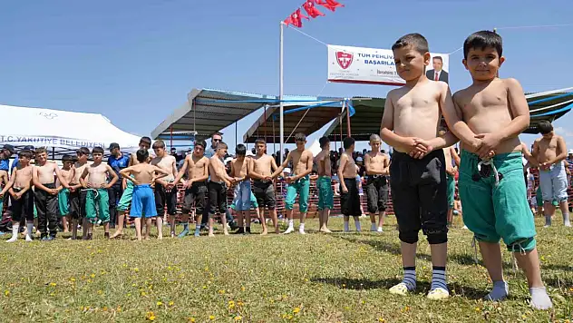 EİT 2025 Turizm Başkenti: Erzurum Ovası'nda Geleneksel Güreş Festivali Coşkusu