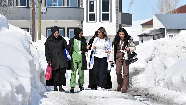 Eksi 20 derecede ev ev geziyor! Sınır hattındaki doktorun fedakârlığı