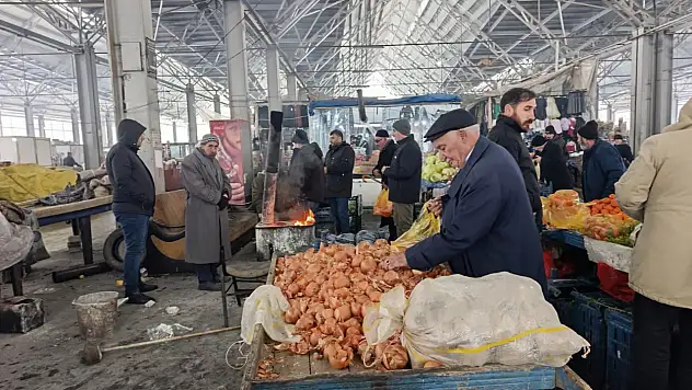 Eksi derecede satış! Ağrı'da pazarcılar sobanın başında