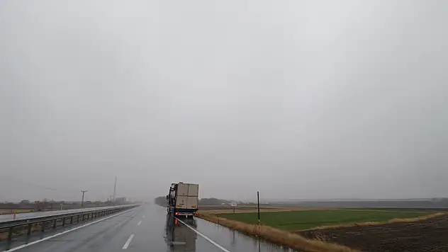 Eleşkirt–Ağrı yolunda sis ve karla karışık yağmur etkili oldu