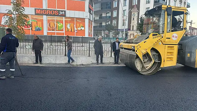 Eleşkirt Belediye Başkanı Ramazan Yakut, yeni yol çalışmalarını inceledi