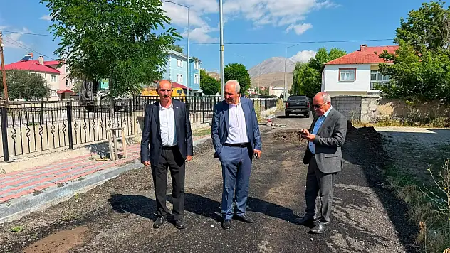 Eleşkirt Belediye Başkanı Ramazan Yakut çalışmaları sahada inceledi