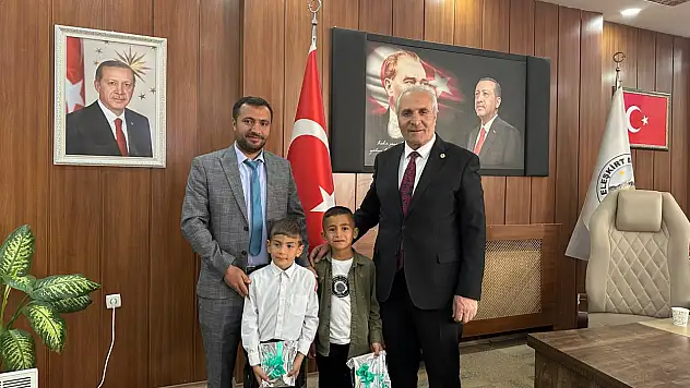 Eleşkirt belediye başkanı Yakut makamını çocuklara devretti