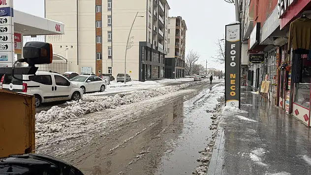 Eleşkirt Belediyesi, karla mücadele çalışmalarına ara vermeden devam ediyor