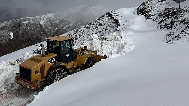 Eleşkirt İlçe Özel İdaresi ekiplerinden baharda kar mesaisi