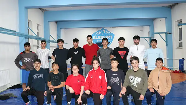 Eleşkirt'in güreşçi gençleri uluslararası başarı peşinde