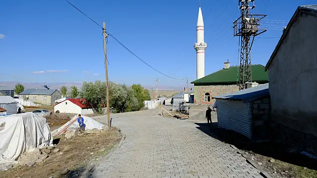 Eleşkirt'in Söbetaş Köyü'nde parke taşı çalışması tamamlandı