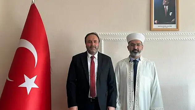 Eleşkirt'in yeni müftüsü Gökhan Yalçın'a cübbe ve sarık giydirildi