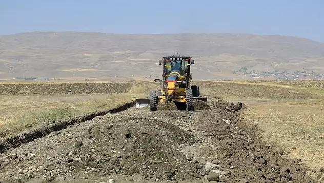Eleşkirt köy yollarında bakım ve onarım çalışmaları sürüyor