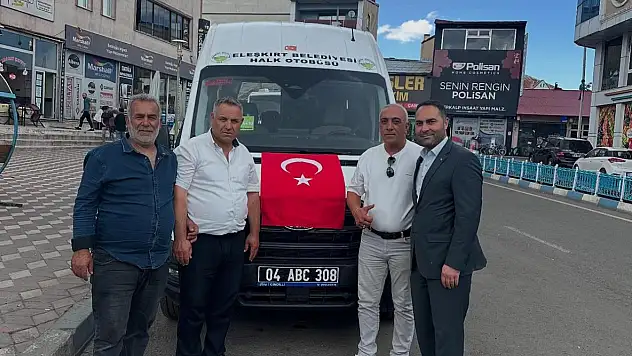 Eleşkirt sokakları ay yıldızla donatıldı