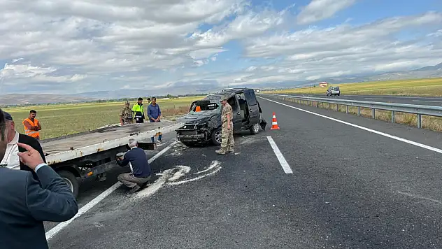 Eleşkirt'te Araç Yoldan Çıktı: Yaralılar Hastaneye Kaldırıldı