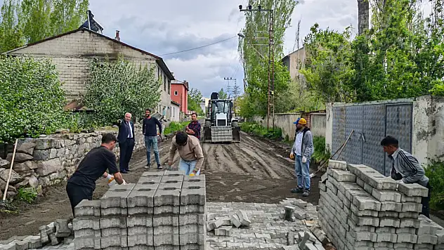 Eleşkirt'te bozulan yollar tek tek onarılıyor