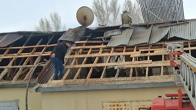 Eleşkirt'te çatı yangını paniğe neden oldu
