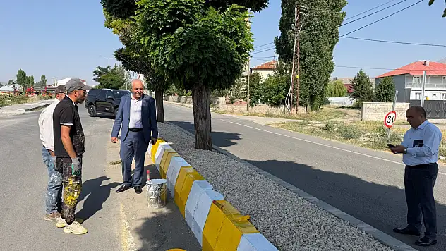Eleşkirt'te Cumhuriyet Caddesi'nde refüjler yenileniyor