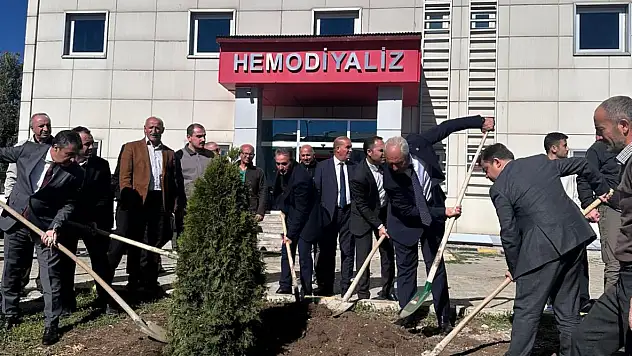 Eleşkirt'te fidanlar hastane bahçesine hayat verdi