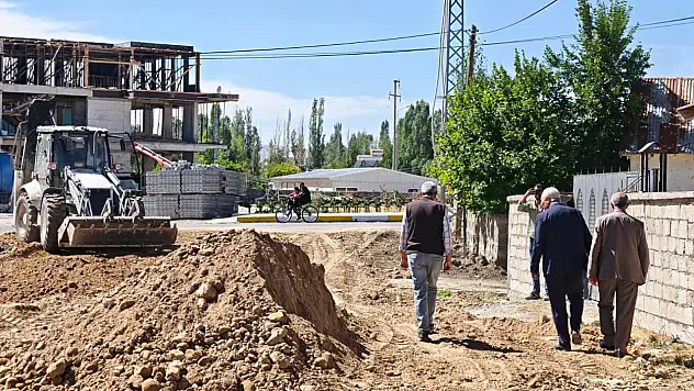 Eleşkirt'te İstiklal Mahallesi'nin yolları genişletiliyor