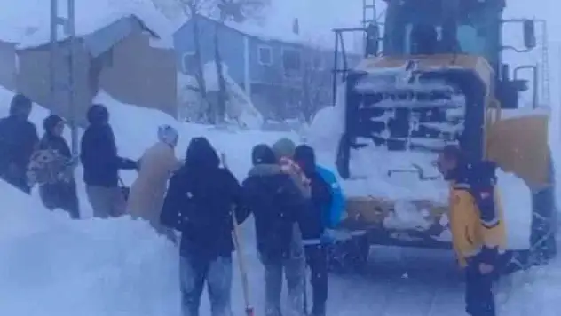 Eleşkirt'te kapanan köy yolları açıldı, hastalar kurtarıldı