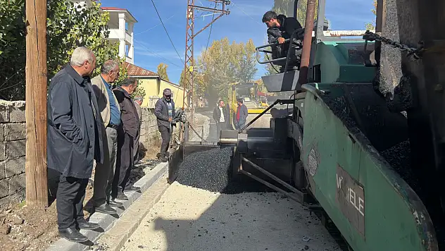 Eleşkirt'te kış gelmeden asfalt çalışmaları hızlandı