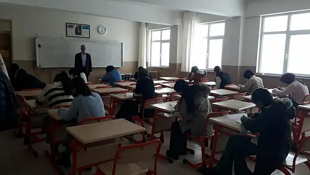 Eleşkirt'te kitap okuma yarışmasının kazananları açıklandı