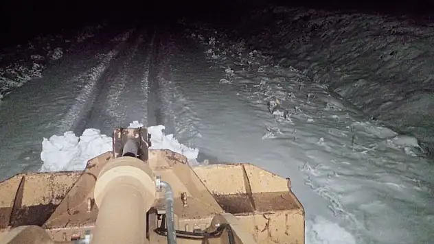 Eleşkirt'te köy yolları gece mesaisiyle açılmaya devam ediyor