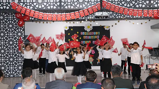 Eleşkirt'te minikler sahneye çıktı ilköğretim haftası coşkuyla kutlandı