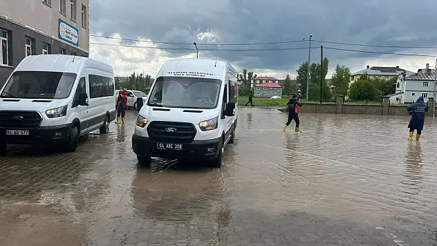 Eleşkirt'te öğrenciler tahliye edildi, ekipler sahaya indi