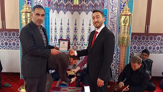 Eleşkirt'te örnek vefa! Din görevlilerine plaket