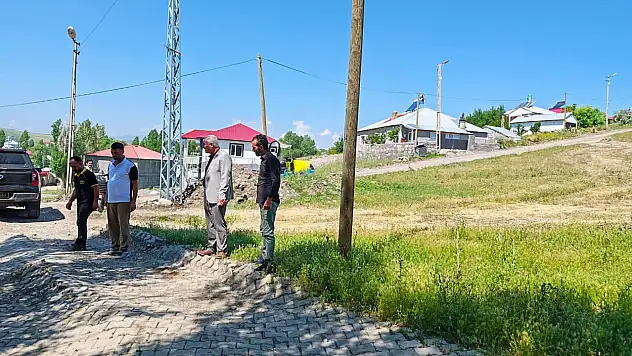Eleşkirt'te sağanak yağışın tahrip ettiği yollar yenileniyor