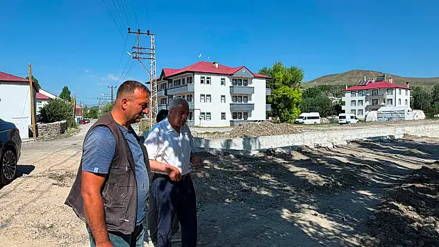 Eleşkirt'te ulaşımı rahatlatacak yol genişletme çalışmaları sürüyor