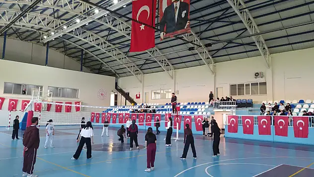 Eleşkirt'te voleybol heyecanı sona erdi 120 sporcu ter döktü