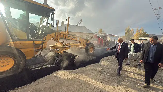 Eleşkirt'te yeşil seferberlik: Başkan ve meclis üyeleri fidan dikti