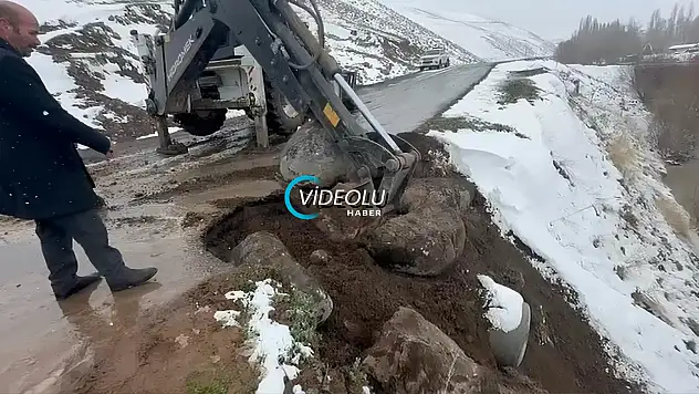Eleşkirt Türkeli köyünde kar altında yol onarımı yapıldı