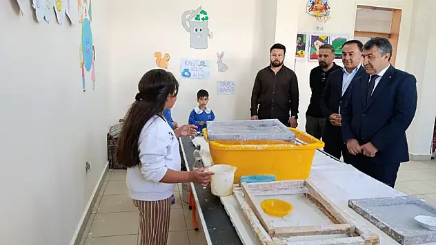Eleşkirtli öğrenciler atık kağıtları sanata dönüştürdü