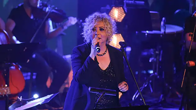 Elif Yakarçelik kimdir?