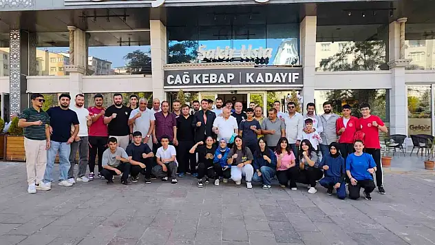 Elmalı, Erzurumlu Boksörlerle Bir Araya Gelerek Keyifli Bir Yemek Organize Etti