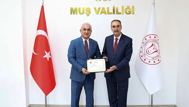 Emekli Eğitimci Enver Kıvanç,Vali Çakır'a Veda Ziyaretinde Duygu Dolu Anlar Yaşandı