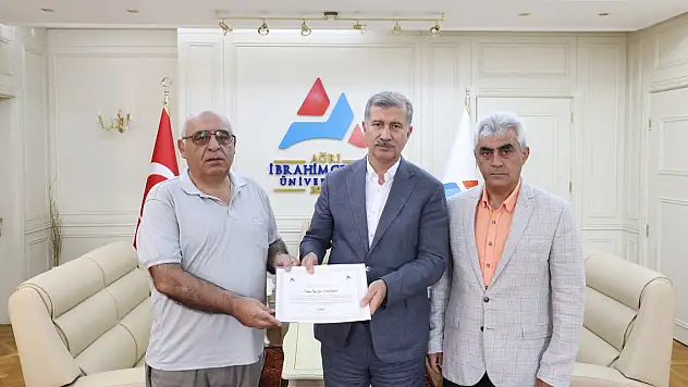 Emekli öğretim görevlisinden AİÇÜ Kütüphanesi'ne anlamlı bağış