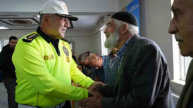Emniyet Müdürü Karaburun Palandöken'de huzur toplantısı düzenleyerek vatandaşların taleplerini dinledi