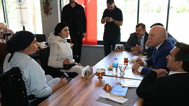 Engelli bireylerle birlikte gülümseyen bir yaşam için toplumsal farkındalık etkinliği Erzurum'da gerçekleştirildi