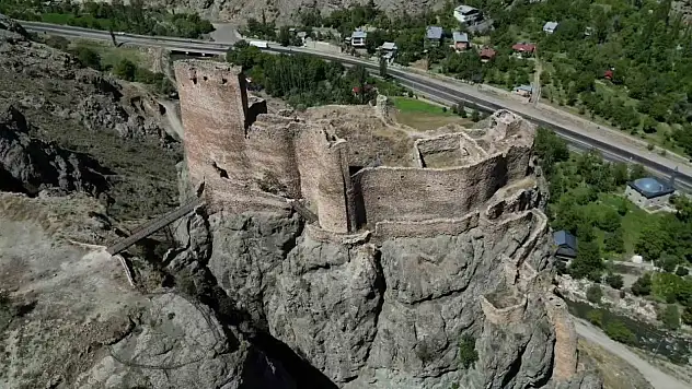 Engüzekkapı Kalesi: Erzurum'un Tarihi Güzelliği Ziyaretçilerini Bekliyor