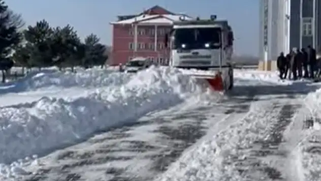Erciş Belediyesi'nden Aşağı TOKİ'de Okul Çevrelerine Kış Önlemi