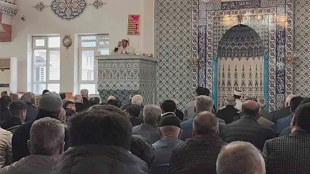Erciş halkı bayramda camilerde buluştu