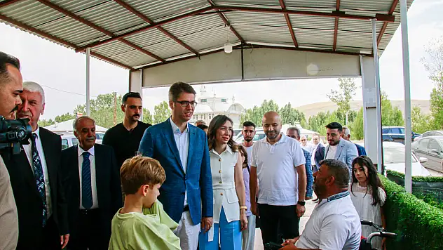Erciş Kaymakamı Karaloğlu, düğün töreninde şahitlik yaptı