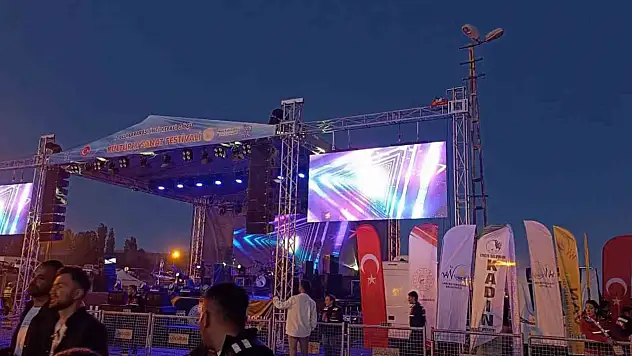 Erciş'te 12. İnci Kefali Göçü Festivali Coşkuyla Kutlandı, Manuş Baba Konseri Büyüledi