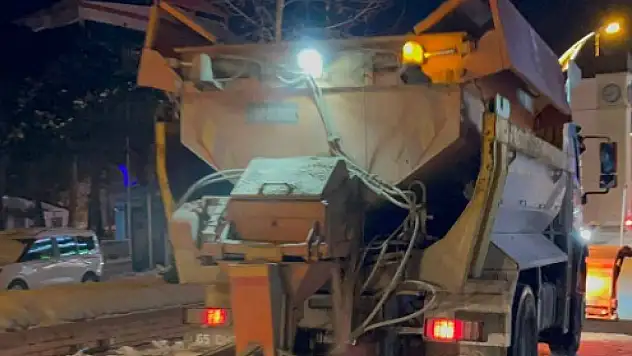 Erciş'te Buzlanmaya Karşı Tuzlama Çalışmaları Aralıksız Sürüyor