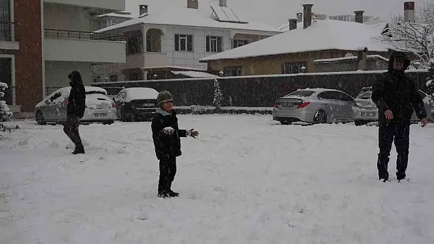 Erciş'te kar yağışıyla sokaklarda kartopu coşkusu!