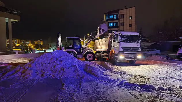 Erciş'te Karla Mücadele Çalışmaları Aralıksız Sürüyor