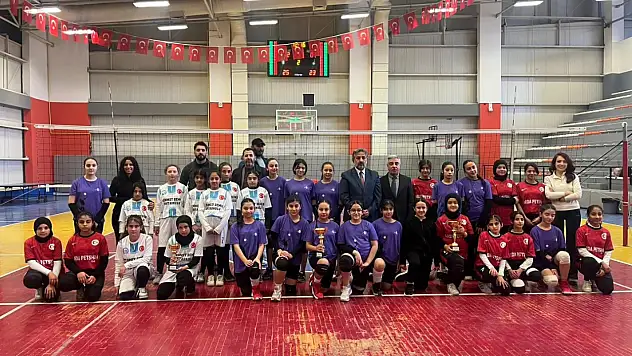 Erciş'te Ortaokullar Arası Voleybol Küçük Kızlar İlçe Müsabakaları Tamamlandı