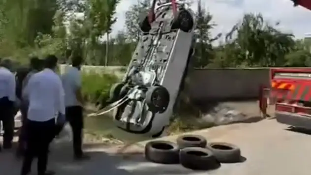 Erciş'te otomobil su kanalına düştü: 3 yaralı, soruşturma başlatıldı!